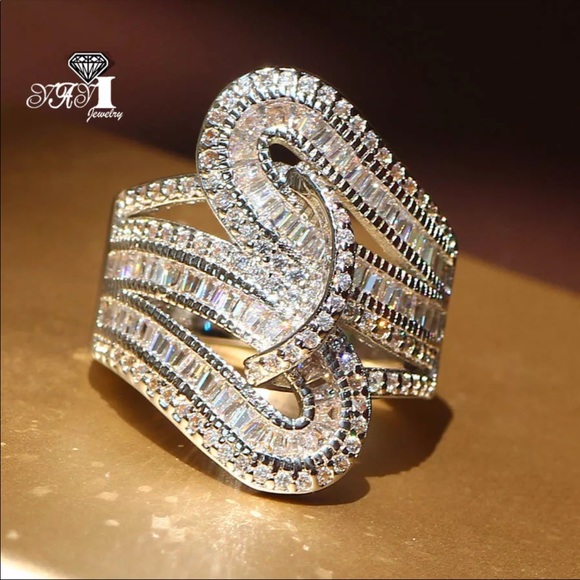 *5.6 CT Trendy Twisted Diamond Ring - Picture 3 of 5